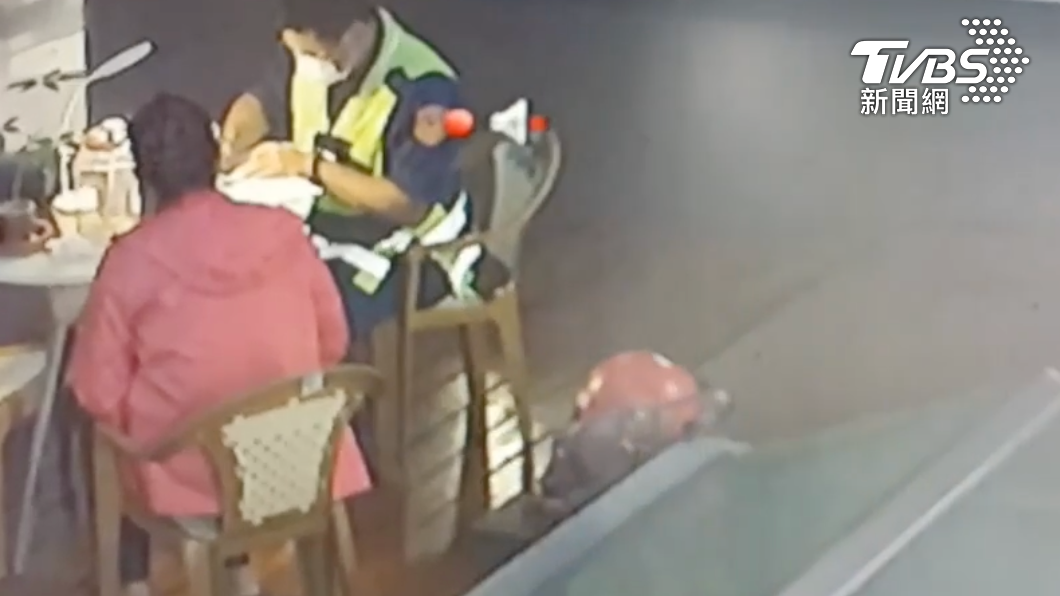 員警協助聽障女騎士報案。（圖／TVBS）