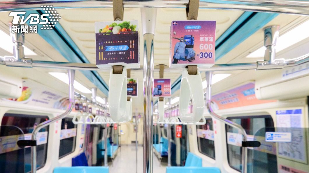 民眾坐到指定列車,掃描任何一個布置物上QRCODE,即可收聽線上食譜。(圖/業者提供)