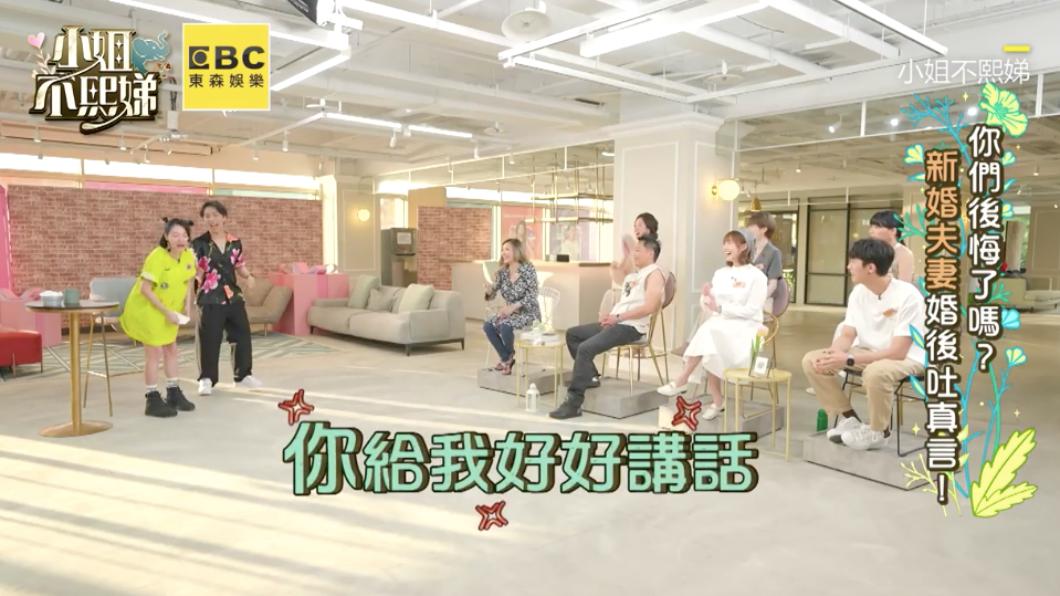 小S（左1）氣到站起來怒罵。（圖／翻攝自小姐不熙娣臉書）