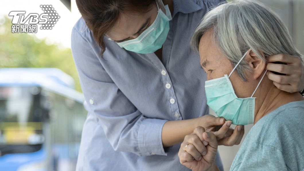 專家表示：口罩暫時是脫不得的。（示意圖，非當事人／shutterstock達志影像）