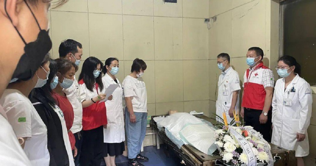 日前家屬和醫護人員幫少女舉辦告別式。(圖/翻攝自網易新聞)