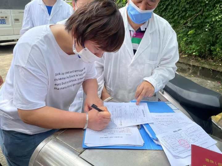 母親含淚完成女兒遺願簽署器官捐贈同意書。(圖/翻攝自網易新聞)
