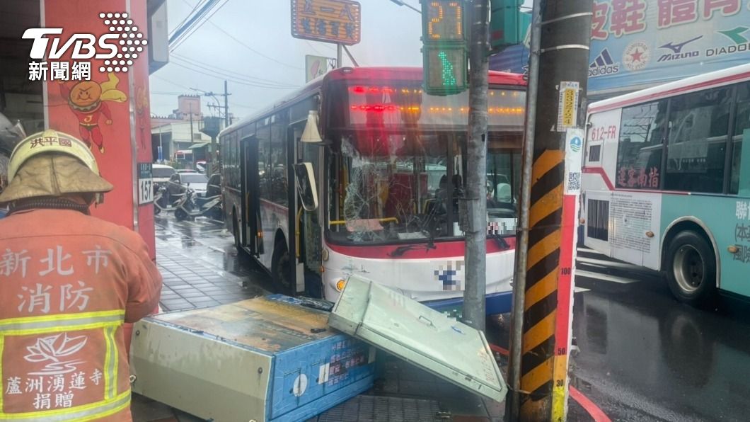 公車不明原因失控撞電箱 1女乘客輕傷送醫
