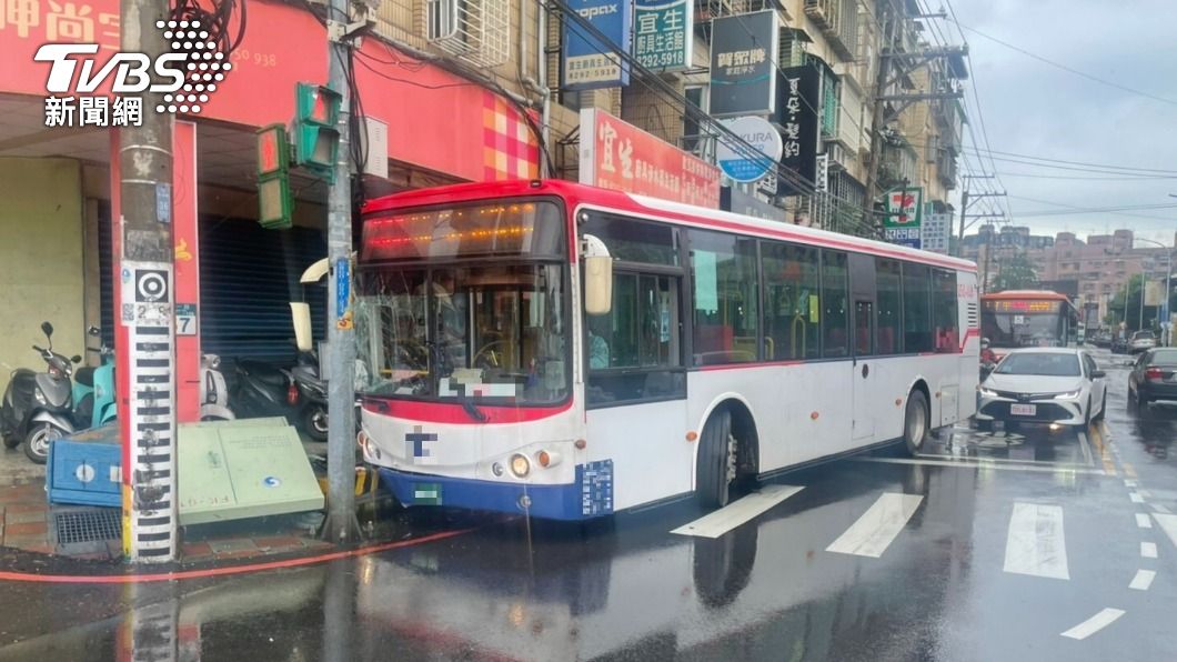 公車失控撞上電箱,造成1名女乘客輕傷。(圖/TVBS)
