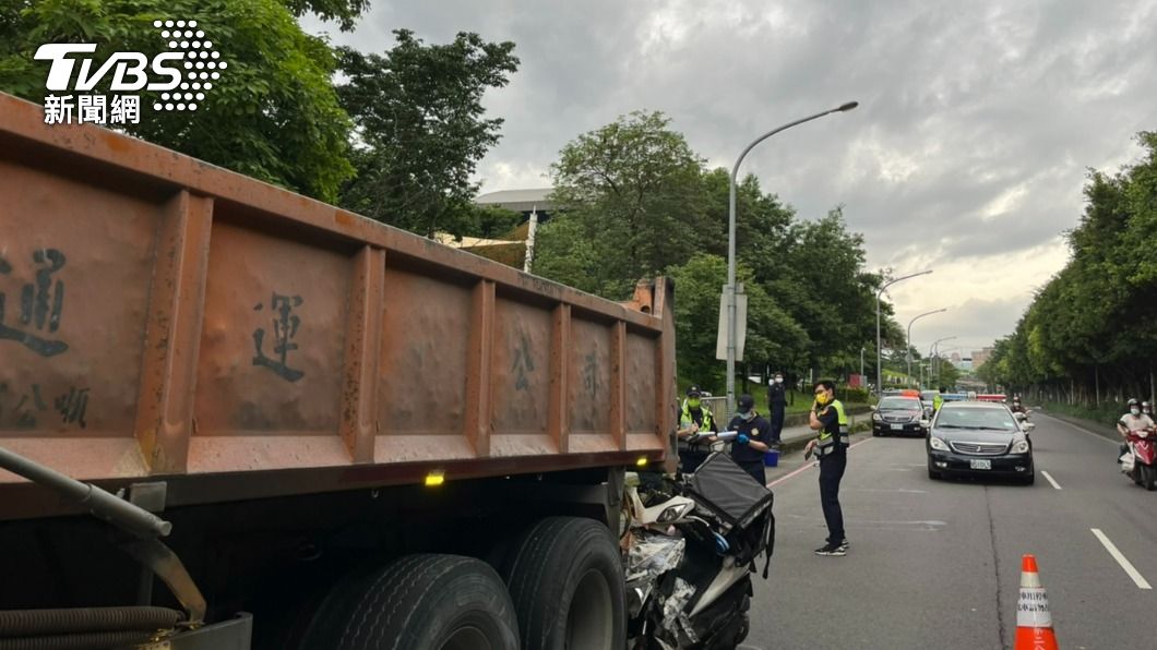 機車騎士追撞砂石車車尾，傷重慘死。（圖／TVBS）
