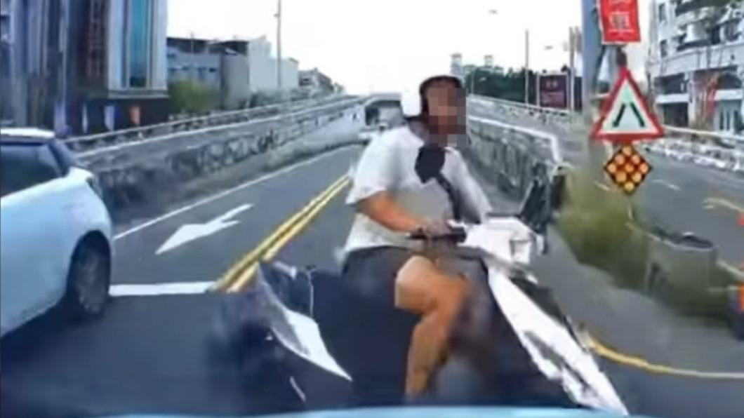 用生命在超車?少年騎士跨越雙黃線 違規被撞反告駕駛