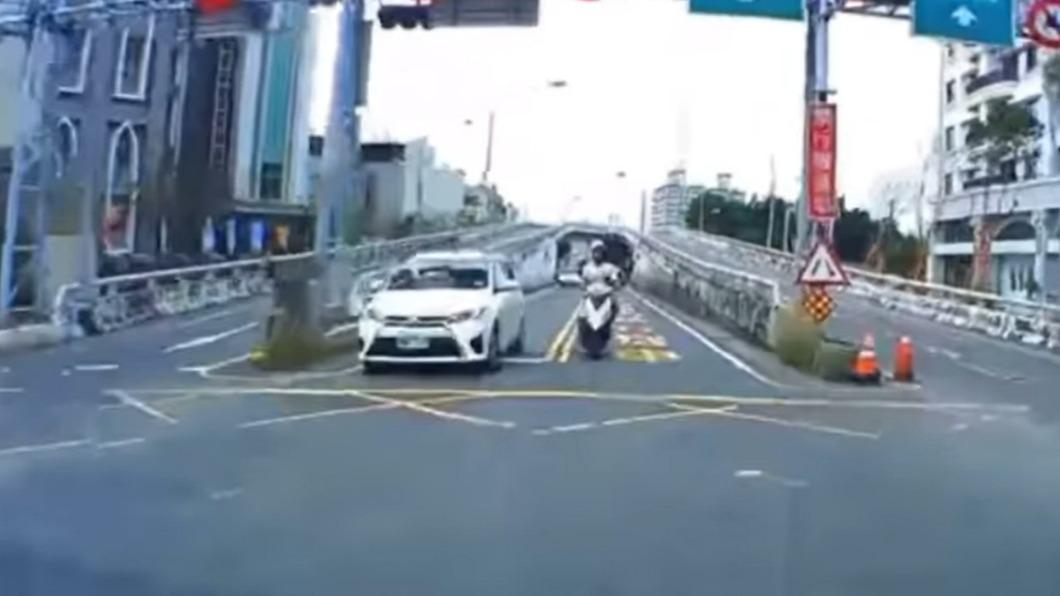 對向機車突然跨越雙黃線竄出。(圖/翻攝自爆料公社)