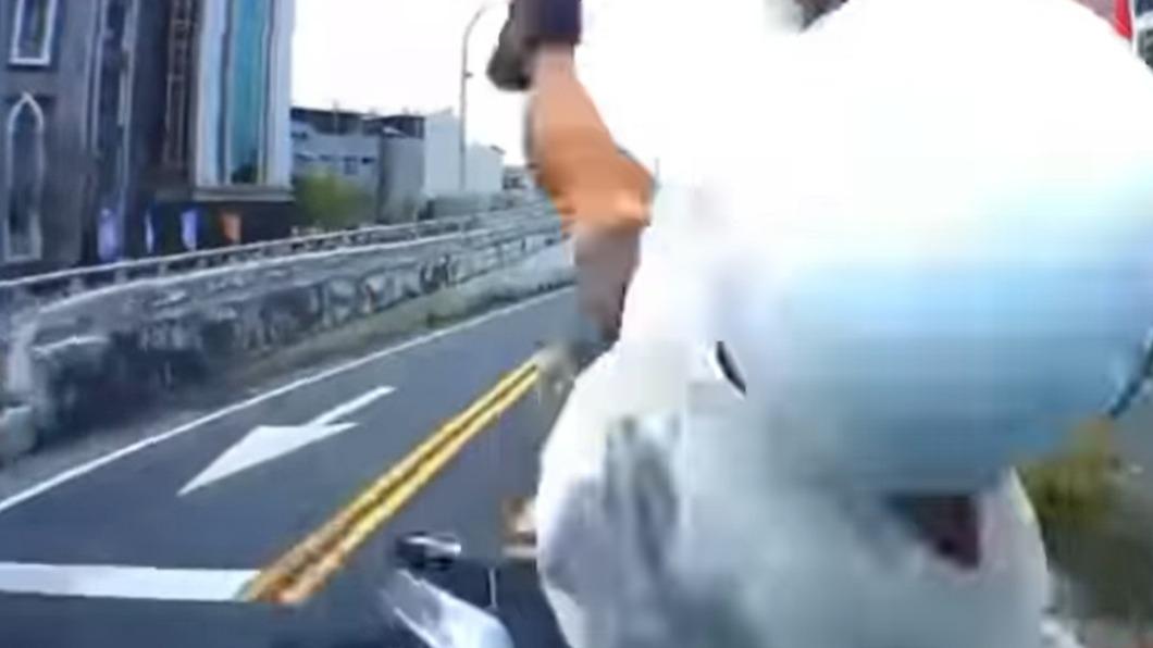 施男翻上擋風玻璃。(圖/翻攝自爆料公社)