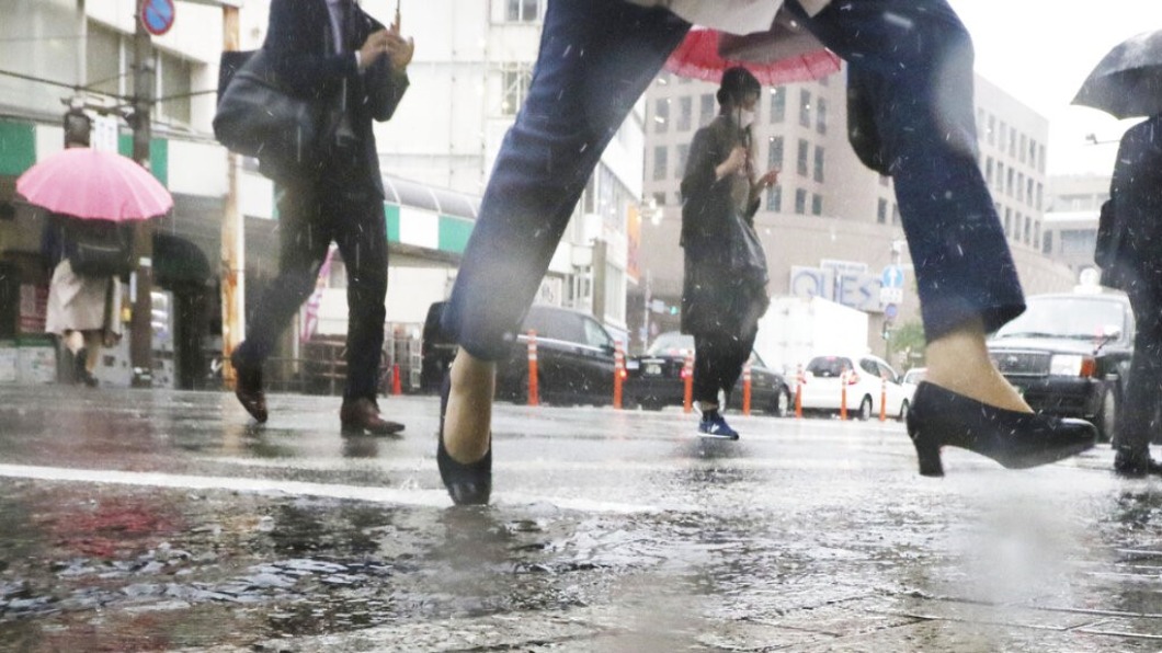 家中插座塵封 小心梅雨季「積污導電現象」