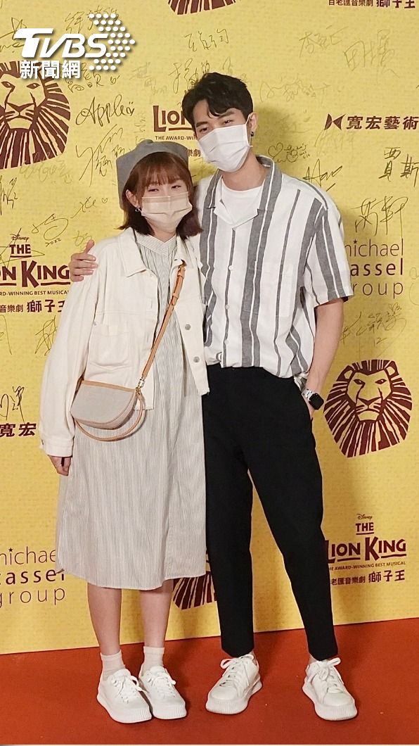 粿粿(左)挺7個月孕肚來看音樂劇《獅子王》。(圖/黃城碩攝)