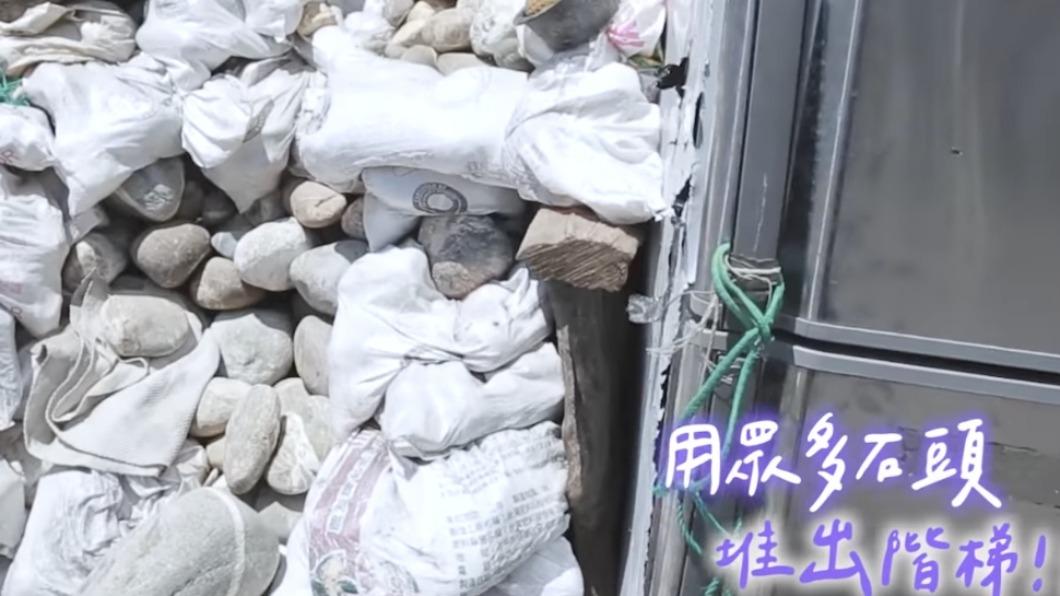 大甲石頭屋,曾因為廢棄物太多被民眾檢舉。(圖/翻攝自蔡阿嘎臉書)