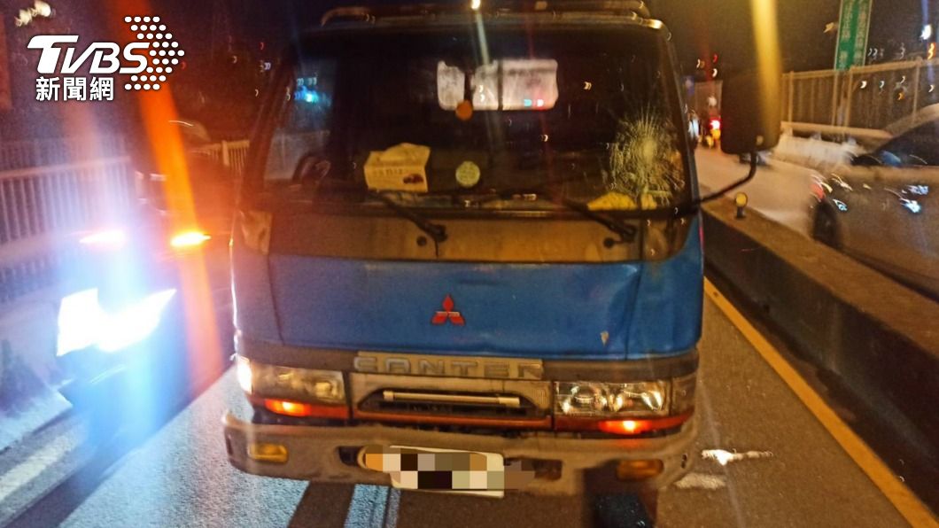 小貨車追撞老翁,擋風玻璃碎裂。(圖/TVBS)