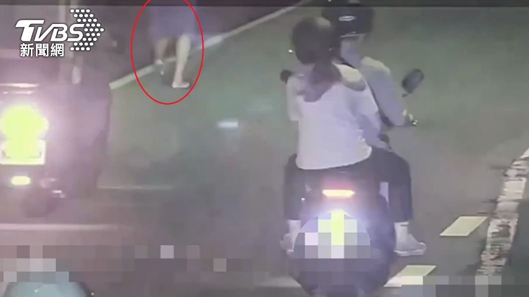 老翁行走在車道上,一旁的機車呼嘯而過,險象環生。(圖/TVBS)