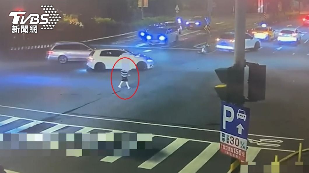 路口監視器拍下老翁徒步走上新海橋。(圖/TVBS)