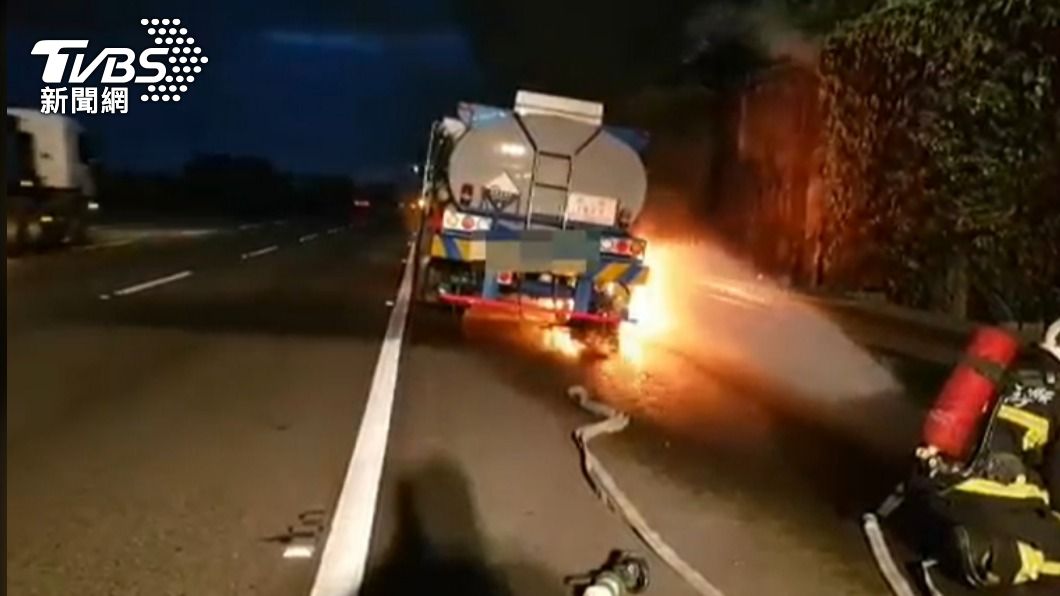 天剛亮火光照國道!中山高民雄段火燒槽車 駕駛慌逃報案