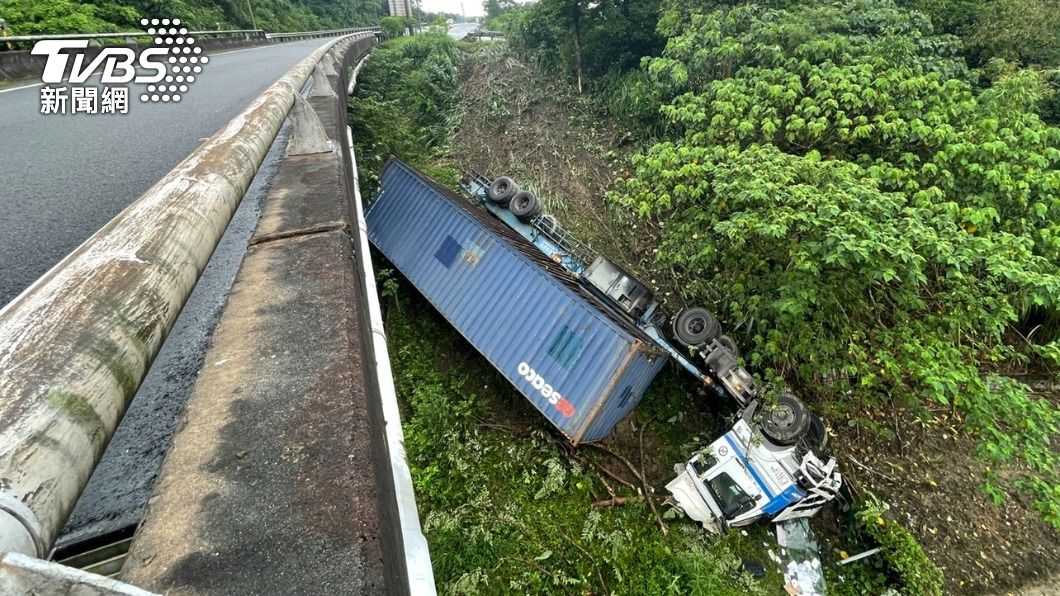 深夜聯結車翻落國道護欄!駕駛受傷倒菜園「等到天亮」才獲救