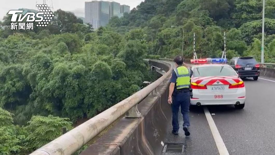 警方趕抵現場處理。(圖/TVBS)