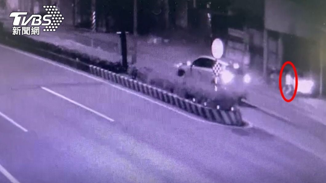 少年從車窗爬出。(圖/TVBS)