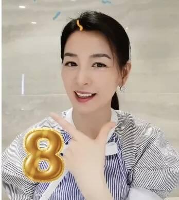 張庭在直播中露面慶祝品牌8週年。(圖/翻攝自微博)