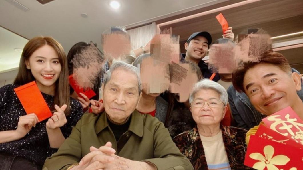 吳宗憲(右一)逢年過節都會與雙親合照。(圖/翻攝自吳姍儒IG)