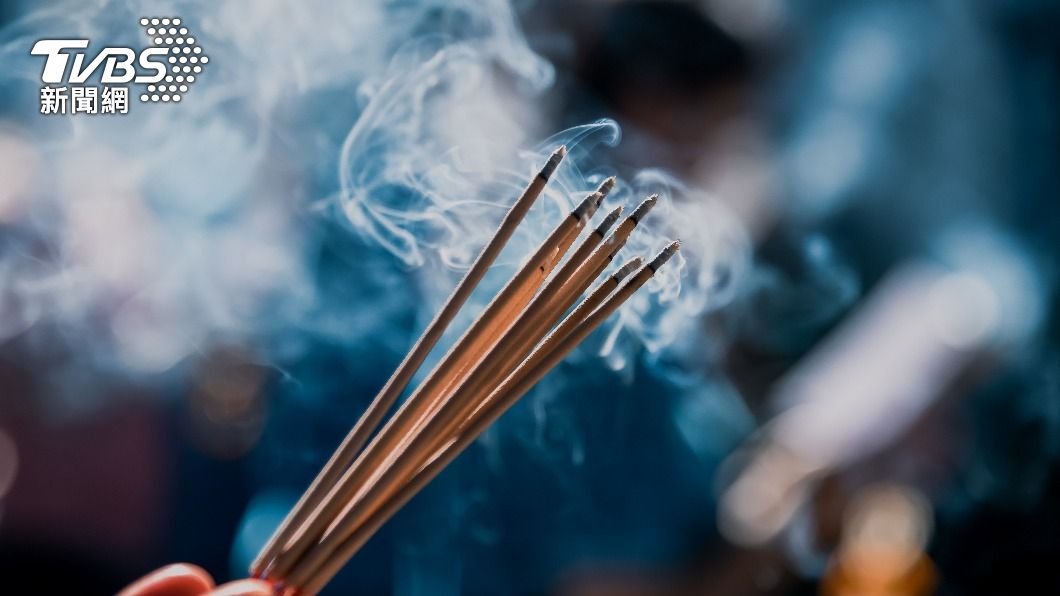 有網友提出住宮廟旁最麻煩的是會有燒香的味道。(示意圖/shutterstock達志影像)