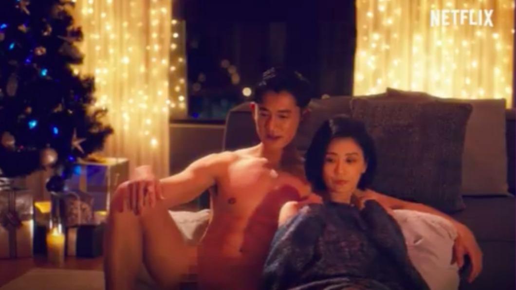 吳慷仁(左)在新片《媽,別鬧了!》的這一幕看似全裸,其實有穿小褲褲。(圖/翻攝自Netflix Asia YouTube)