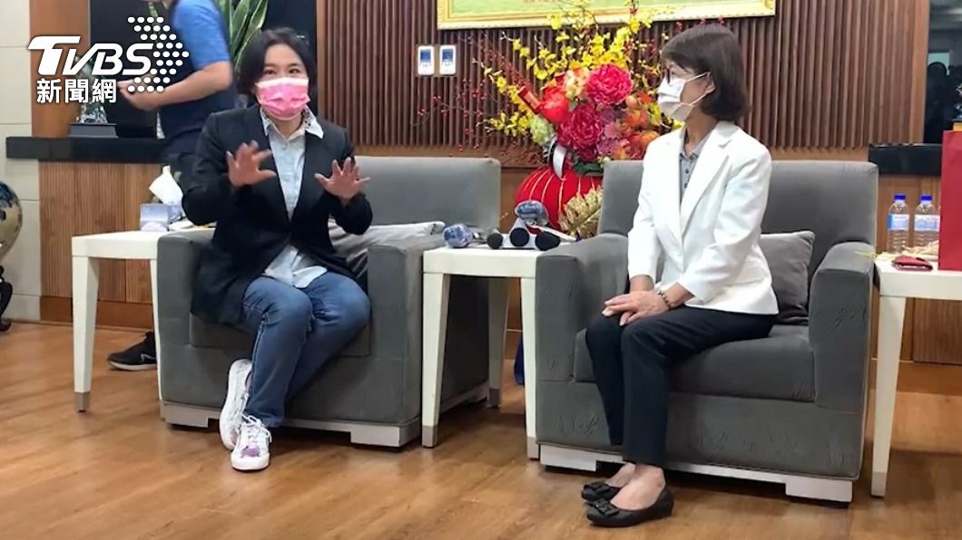 與議長曾麗燕交談。（圖／TVBS）