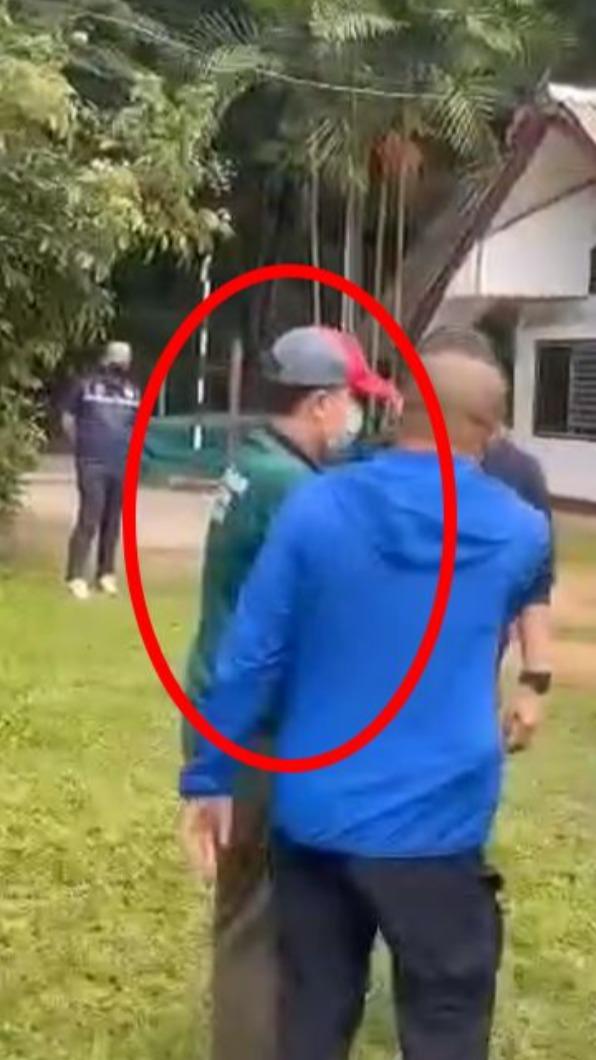 王姓合夥人父親在泰國清邁,帶著兒子向警方自首。(圖/警方提供)