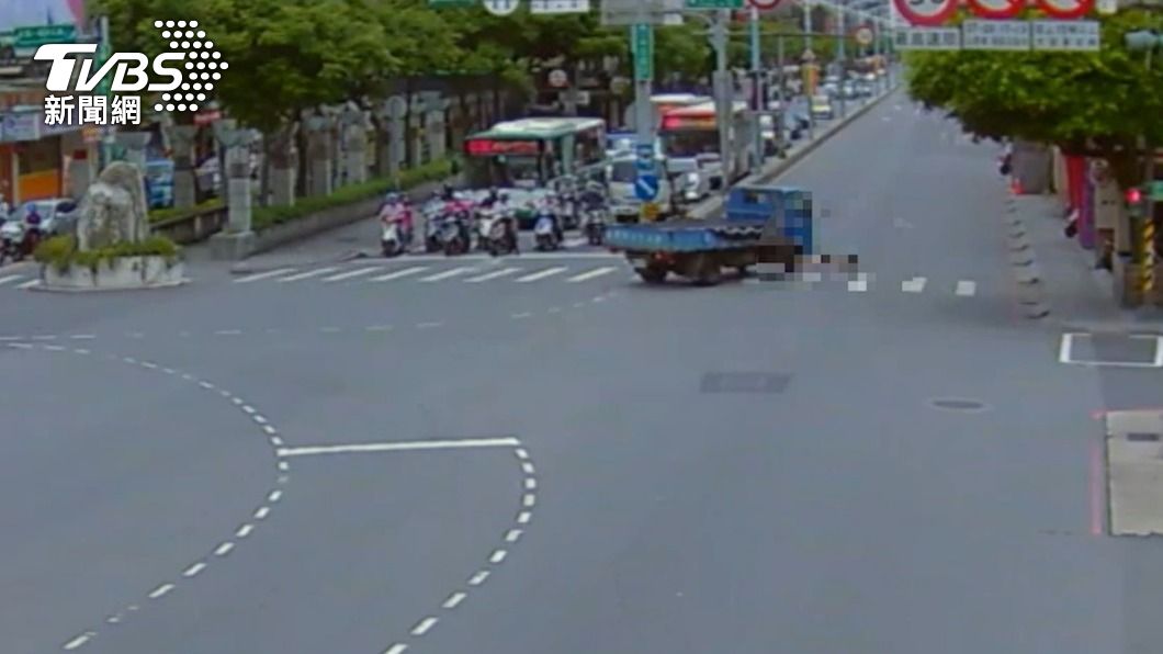 疑視線死角釀禍 小貨車過彎撞飛女大生