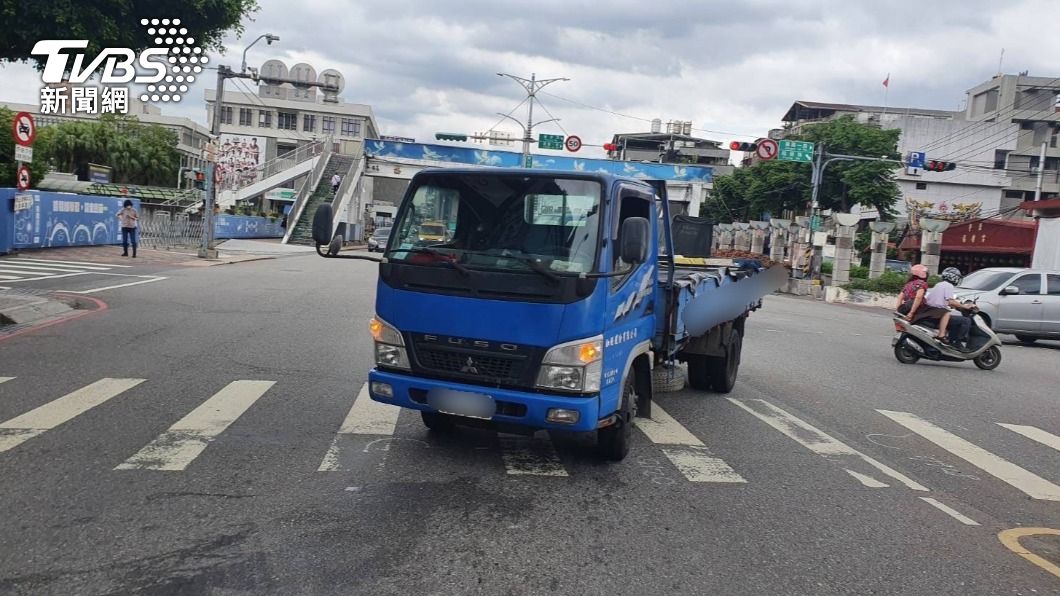 肇事的小貨車。(圖/TVBS)