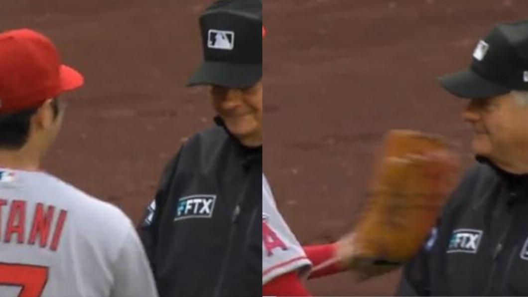 大谷以為裁判是要和他握手。(圖/翻攝自推特)