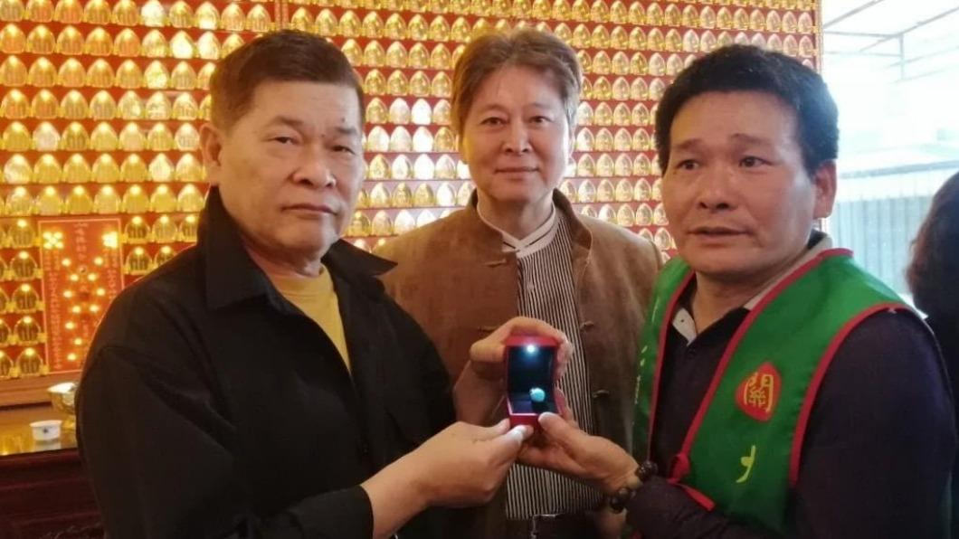 劉尚謙(圖中)近年來在廟裡當住持。(圖/翻攝自劉尚謙臉書)