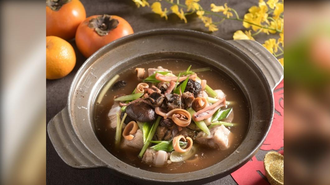 「魷魚螺肉蒜」將滿滿的魷魚、螺肉以小火煨煮,鎖住食材的鮮甜。(圖/六福提供)