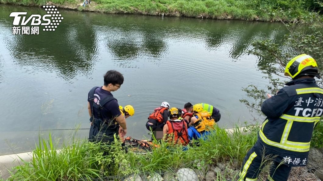 台中港尾溪釣客疑撿釣竿落水 警消救起送醫不治