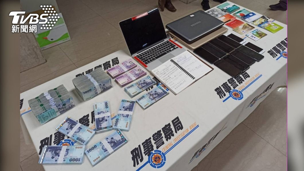 警方查扣的贓款、犯罪工具。(圖/TVBS)