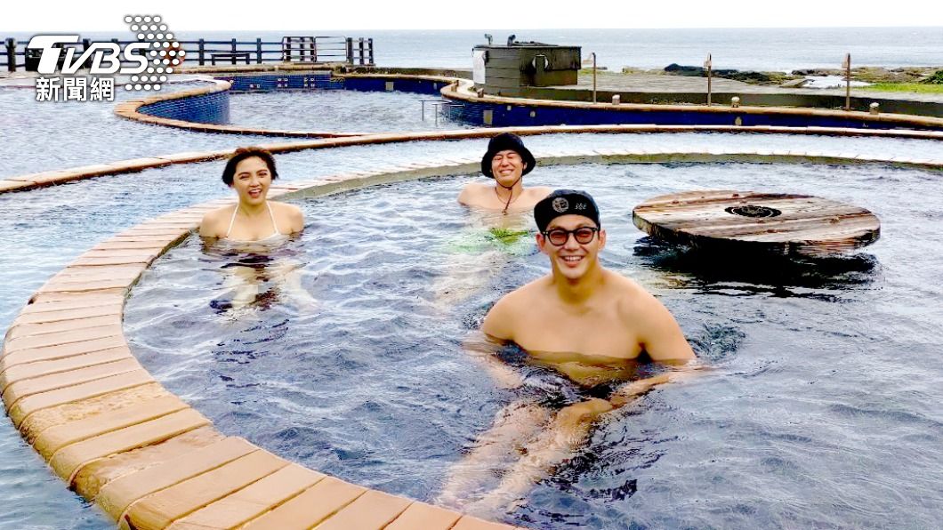 3位主持人一起在綠島泡湯。(圖/TVBS)