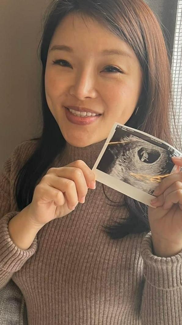 張嘉郡在今年二月宣布懷孕。(圖/翻攝自張嘉郡臉書)