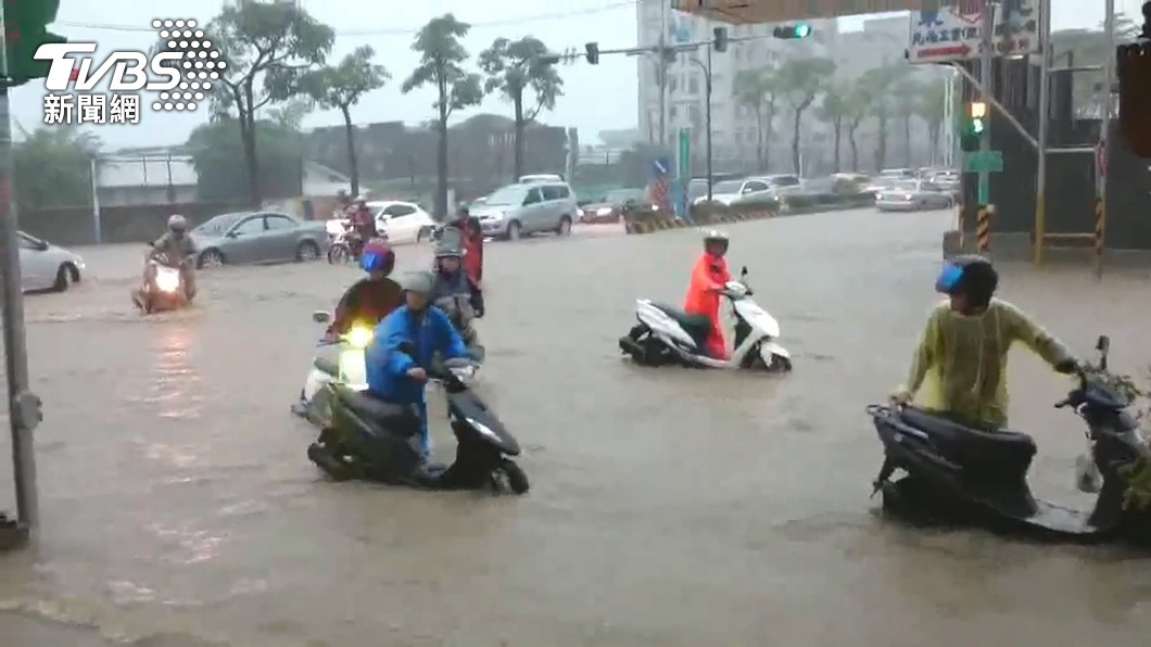 雨彈升級轟12縣市!雙颱「水彈雙夾」全台有雨 這2區最猛