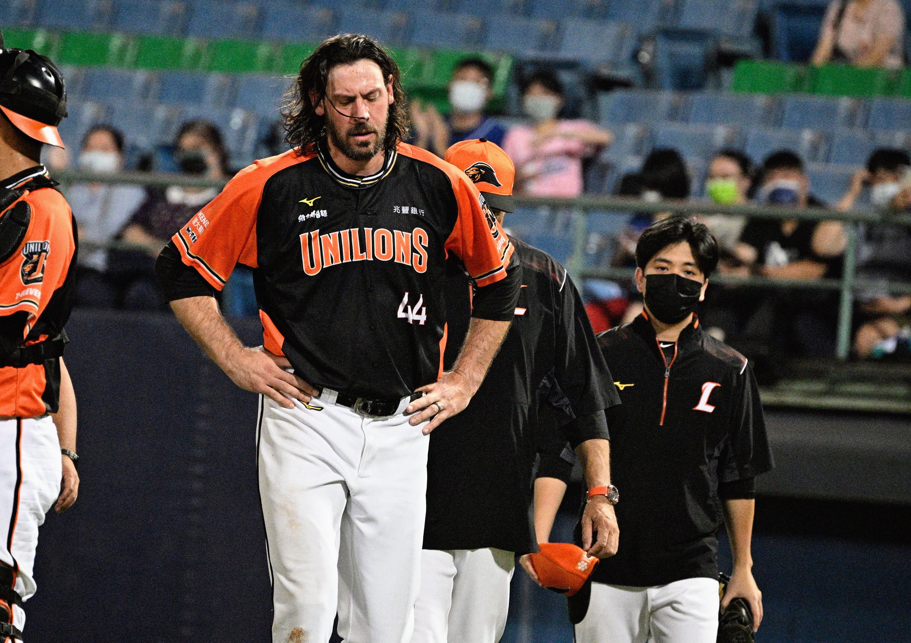 獅隊勝投王羅昂下丘時左腳「喀」一聲　直接退場就醫檢查