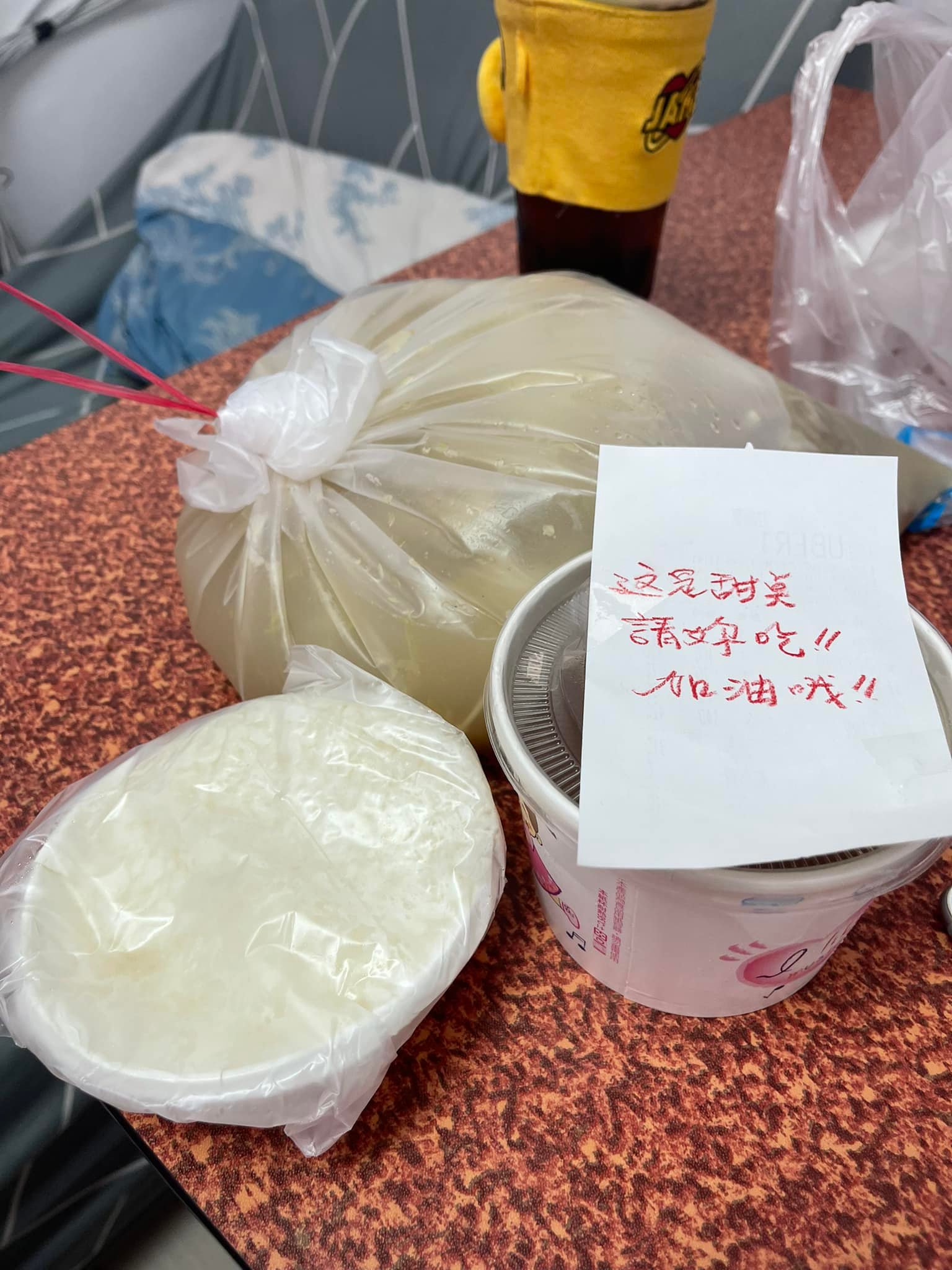 店家送了甜點，還寫小紙條超窩心。（圖／翻攝自「爆廢公社公開版」臉書）