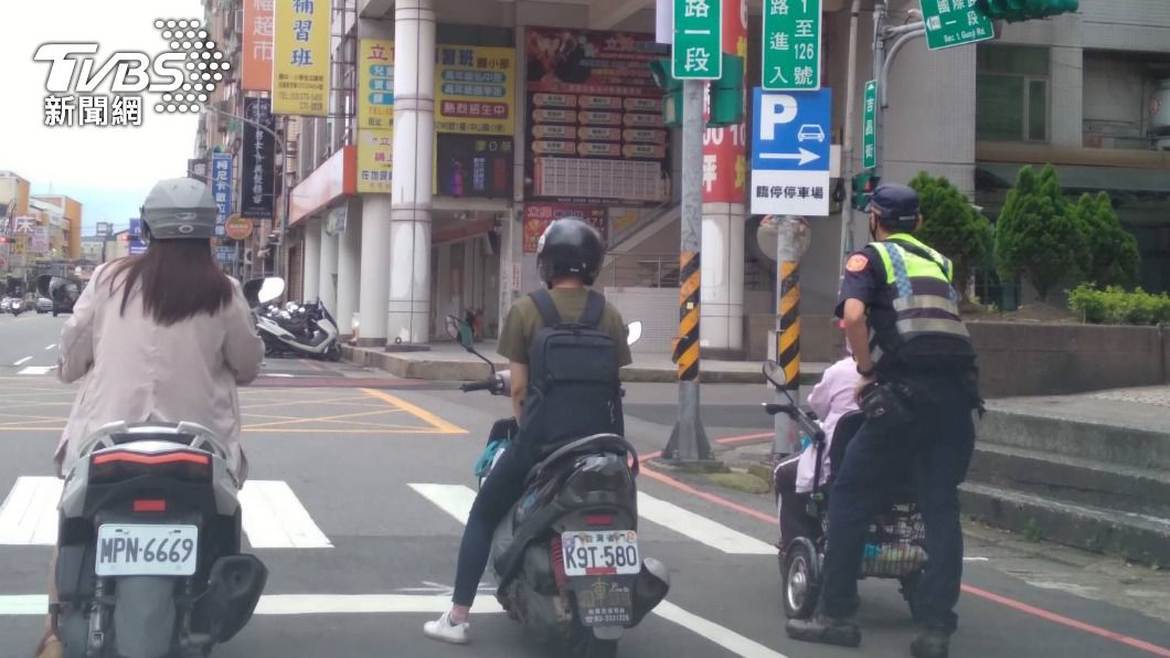 婦人三輪「賓士」沒電 暖警揮汗推2公里助返家