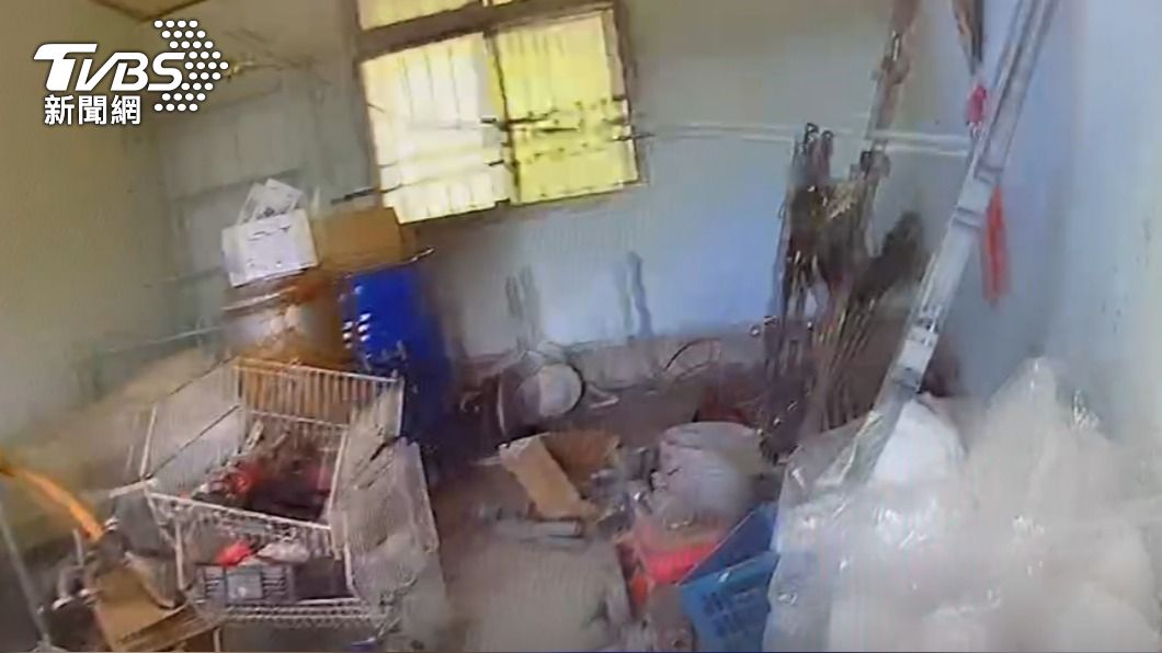 警方在他家中發現宮廟的物品。(圖/TVBS)