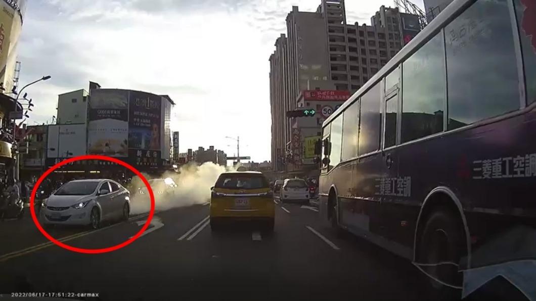 不是仙女！烏賊車狂排白煙　對向車都被遮蔽　
