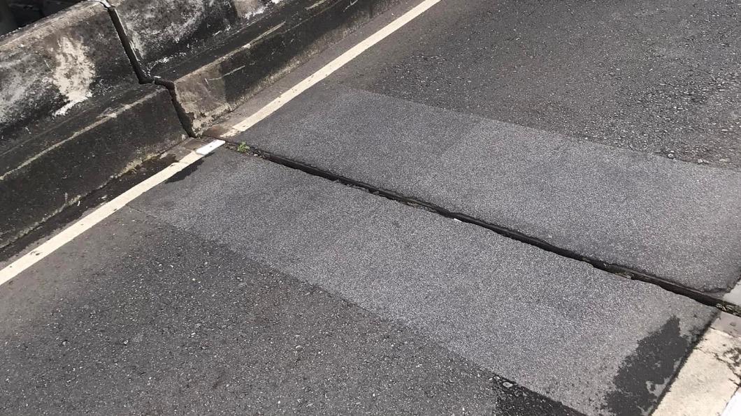 騎車手機噴飛!千人找到脫窗 男下賭注:5秒發現叫你哥