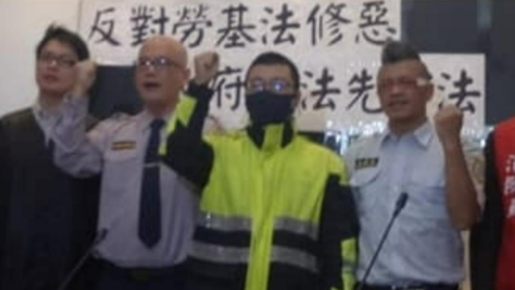 員警施嘉承(右二)。(圖/翻攝自翻攝自台灣警察工作權益推動協會)