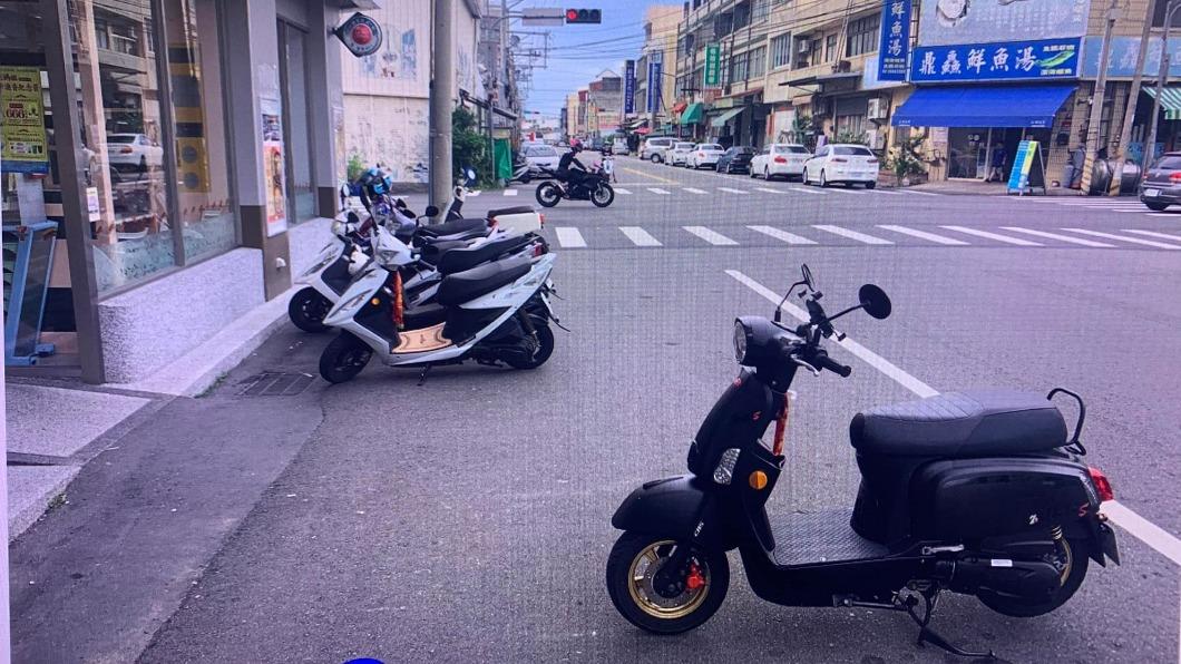 施嘉承秀出違停照片。(圖/翻攝自飛天柯基警再一次詛咒世界)