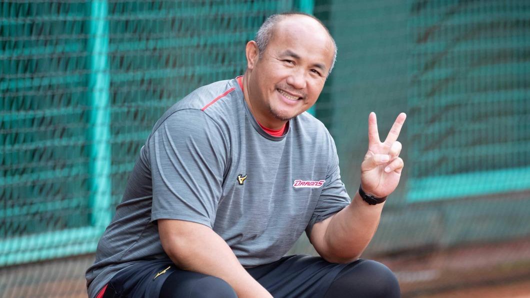 味全龍隊教練張泰山、球員曾陶鎔快篩陽