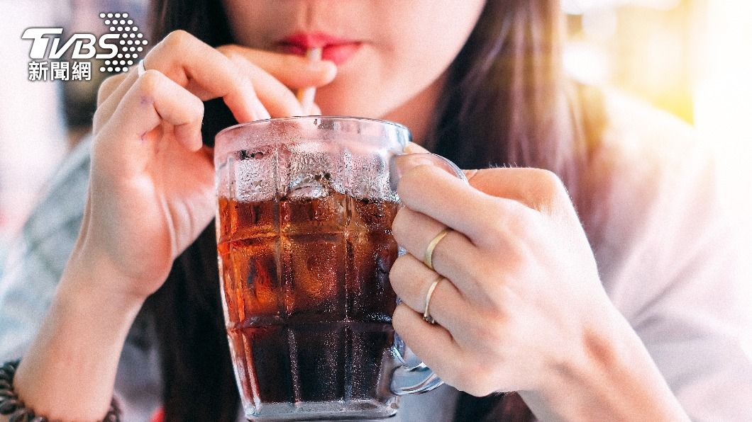 夏日切忌過度貪圖涼快,貿然喝下涼涼的飲料。(示意圖,非當事人/shutterstock達志影像)
