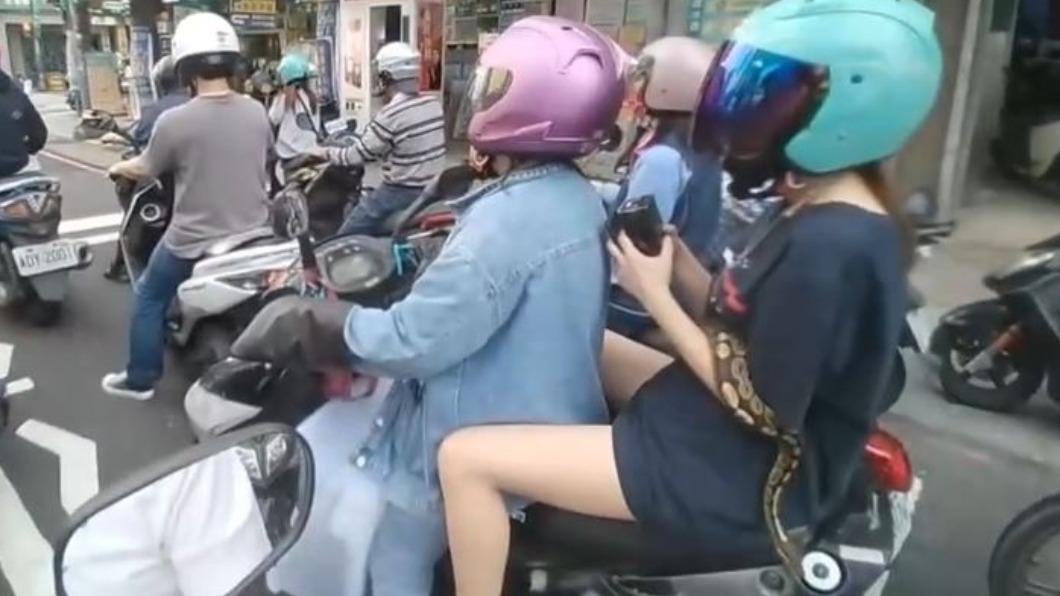 路過民眾停等紅綠燈發現嚇傻。（圖／翻攝自翻轉大新北交通違規2.0 臉書）