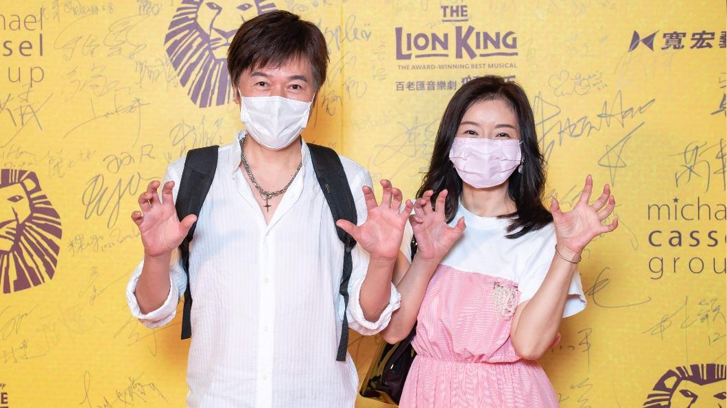 洪榮宏帶愛妻張瀞云來看《獅子王》。(圖/寬宏藝術提供)